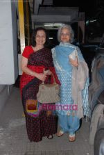 Waheeda Rehman, Asha Parekh at Guzaarish screening in Ketnav on 18th Nov 2010 (4).JPG